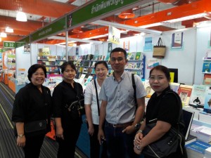 ทีมงานศูนย์บรรณสารสนเทศและอาจารย์ที่ร่วมช่วยกันเลือกหนังสือ